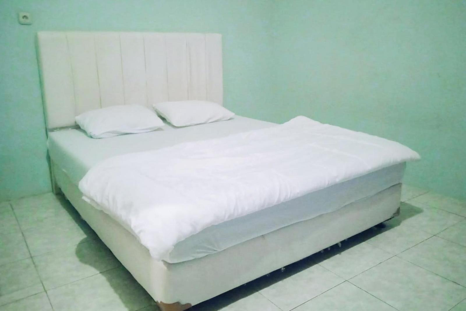Elza House Near Kalimalang Redpartner Hotel
